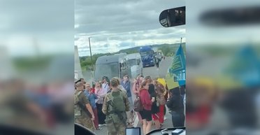 Остановили и потянули в ТЦК: граждане перекрыли трассу Тернополь-Львов, — соцсети (видео)