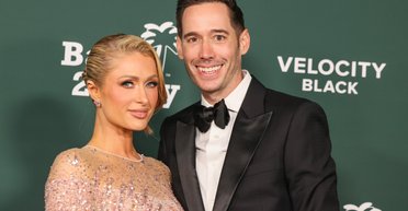 Періс Гілтон у розкішній сукні вийшла на червону доріжку в компанії чоловіка (фото)