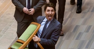 Показал язык и унес кресло: прощальное фото Трюдо стало вирусным