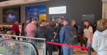 Но не для всех: МИД возобновляет консульские услуги для мужчин за границей, детали