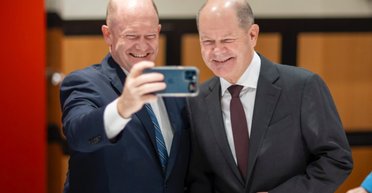 Канцлер ФРГ Шольц поделился фото со своим "двойником": о ком речь