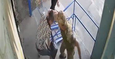 У Харкові "воєнком" побив чоловіка на вулиці: у ТЦК відреагували (відео)