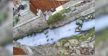 Молочно-белая река шокировала жителей городка: специалисты объяснили причину (фото)