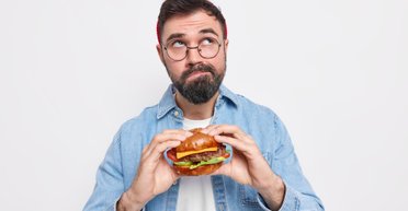 Мужчина заказал бургер в заведении, но был шокирован от начинки внутри (видео)