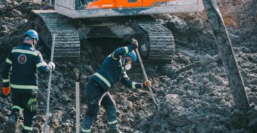 На гірському курорті Грузії стався зсув ґрунту: рятувальники знайшли тіла 25 загиблих (фото)