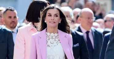 Королева Летиция вышла в свет в очаровательном розовом костюме