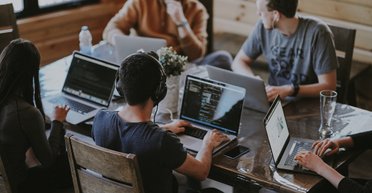 В Україні різко впав попит на IT-фахівців: скільки тепер платять розробникам