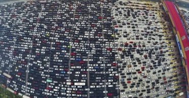 12 днів у заторі: що пережили люди в найдовшому заторі в історії (відео)