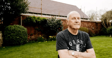 Чоловік повернувся з відпустки додому й побачив на своїй території двоповерховий будинок (фото)