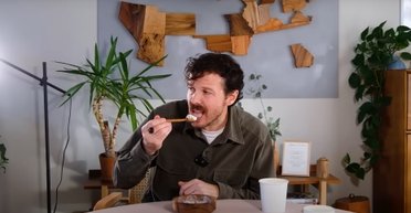 "На вкус как сауна": мужчина показал процес приготовления мороженого из дерева (видео)