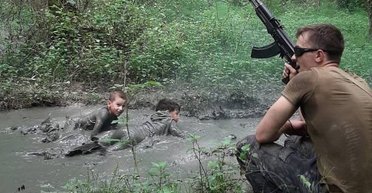 Ползали в грязи под дулом автомата: в РФ спецназовцы провели военный тренинг для детей (фото)