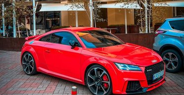 Компактная ракета: в Киеве заметили яркий заряженный спорткар Audi (фото)