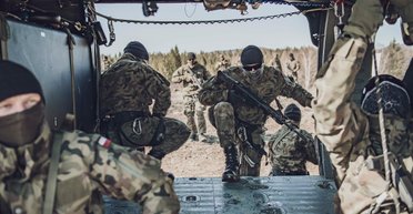 Зможуть підписати контракт із ЗСУ: у Польщі створять легіон із громадян України, — Зеленський