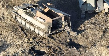 Российские оккупанты потеряли необычные БТРы во время штурма под Авдеевкой (фото)