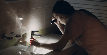 Женщина проснулась ночью от шума: то, что она увидела, напугало миллионы (видео)