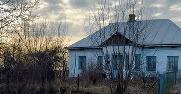Переселенцы купили дом в селе за $7 тысяч: самое интересное — что внутри (фото)