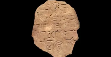 Ученые озадачены: археологи обнаружили артефакт с надписью на неизвестном языке (фото)