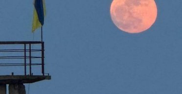 Над Украиной взошла уникальная Розовая Луна
