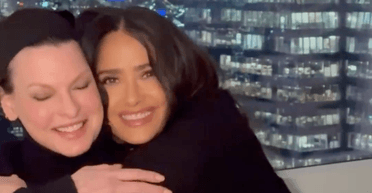 Сальма Хаєк заобіймала Лінду Євангелісту (відео)