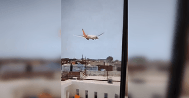 Стовп диму видно за кілометри: в Індії розбився літак з понад 200 пасажирами, — ЗМІ (відео)