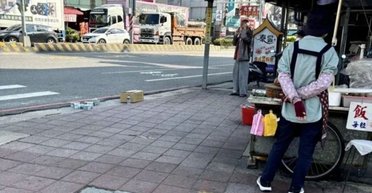 Чоловік розклав $170 тисяч на тротуарі і ніхто не посмів їх взяти: у чому секрет (фото)