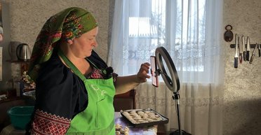 Женщина из села неожиданно стала звездой сети: ее видео набирают тысячи просмотров