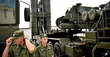 "Стоячая техника сбивала все собой": в Мариуполе снова "прилетело" в часть ПВО россиян