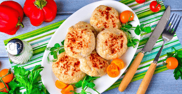 Соковиті котлети з курячого фаршу в духовці: смачна вечеря для всієї родини