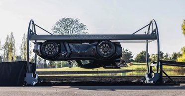 Вверх ногами: электрический суперкар из Британии умеет ездить по потолку (видео)