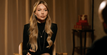 Блогерка, яка позувала з прапором "ЛНР", прокоментувала скандал: "Це лицемірство"