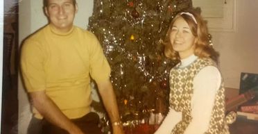 Перебирали речі у шафі: сім'я знайшла таємний "спадок" дідуся, який він зберігав 57 років (фото)