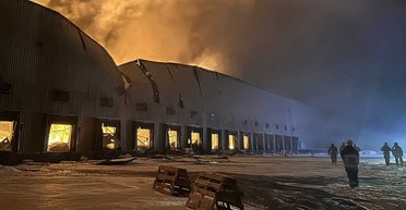 Обвалились конструкции: на ликвидации пожара на складах в Яготине погиб спасатель (фото)