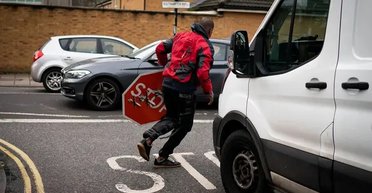 Через час после открытия: в Лондоне украли антивоенную работу художника Бэнкси (видео, фото)