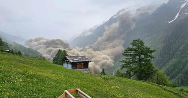 Громадный ледник уничтожил целую деревню в Швейцарии в прямом эфире (видео)