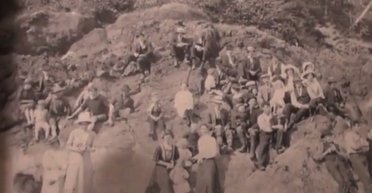 З іншого століття: люди помітили "мандрівника в часі" на фотографії 1917 року (відео)