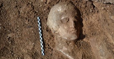 Раскопали монумент героям: археологи нашли уникальные погребальные артефакты и золотые украшения