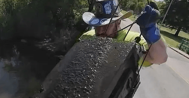 Подружжя знайшло сейф із грошима на дні озера під час риболовлі на магнітах (фото)