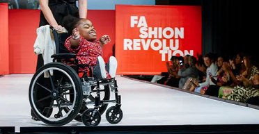 Який вигляд має професійна модель з найменшим зростом у світі: історія Вайлдін Аумойт