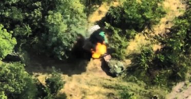 Неуклюжая попытка: НГУ ликвидировала замаскированное авто, на котором россияне везли снаряды (видео)