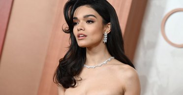 Зірку "Білосніжки" помітили в Нью-Йорку із собакою і наклейкою на лобі (фото)