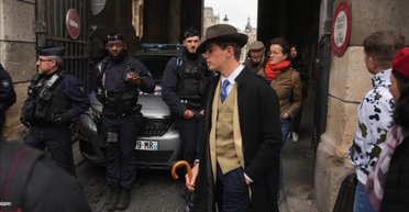 Фото после ограбления в Лувре вызвало ажиотаж: загадочного мужчину назвали детективом