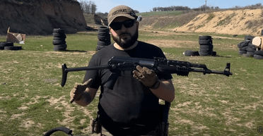 "Люфтить" від кількох пострілів: окупанти використовують дешеві китайські аналоги АКМС (відео)