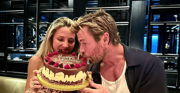 Кріс Гемсворт поділився святковими кадрами з дружиною-іменинницею