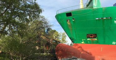 Хозяин даже не проснулся: в Норвегии огромный корабль едва не снес дом на пляже (фото)