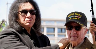 Чудом выжила в концлагере: фронтмен группы Kiss сделал неожиданное признание о матери