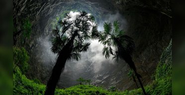 Чудо природы. В Китае нашли гигантскую воронку с лесом внутри (фото)