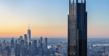 Апартаменти в небі: величезний 325-метровий хмарочос захитався під час шторму (відео)