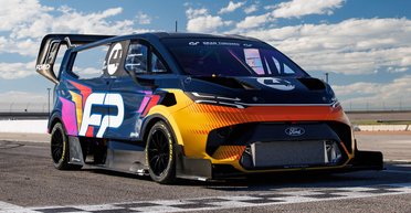 Быстрее Lamborghini и Corvette: фургон Ford Transit поразил необычным рекордом (видео)