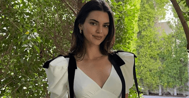 Кендалл Дженнер у довгій білій сукні продемонструвала струнку фігуру (фото)