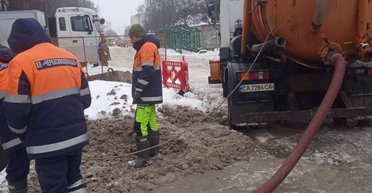 "Сами в шоке": черкасские коммунальщики показали неожиданную находку в канализации (фото)